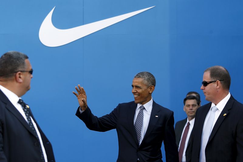 © Reuters. U.S. President Obama waves as he arrives to deliver remarks on trade at Nike's corporate headquarters in Beaverton, Oregon