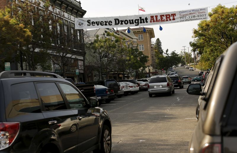 © Reuters. A sign referring to California's drought hangs above downtown in Petaluma