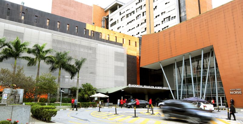 © Reuters. Exterior do hospital Albert Einstein, em São Paulo, onde Pelé está internado