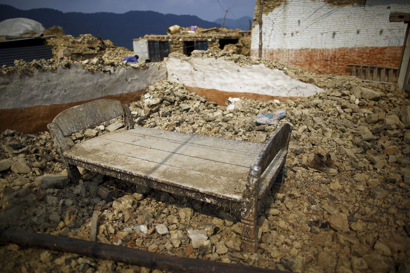 © Reuters. Cama em meio a destroços após terremoto perto de Lalitpur, Nepal 