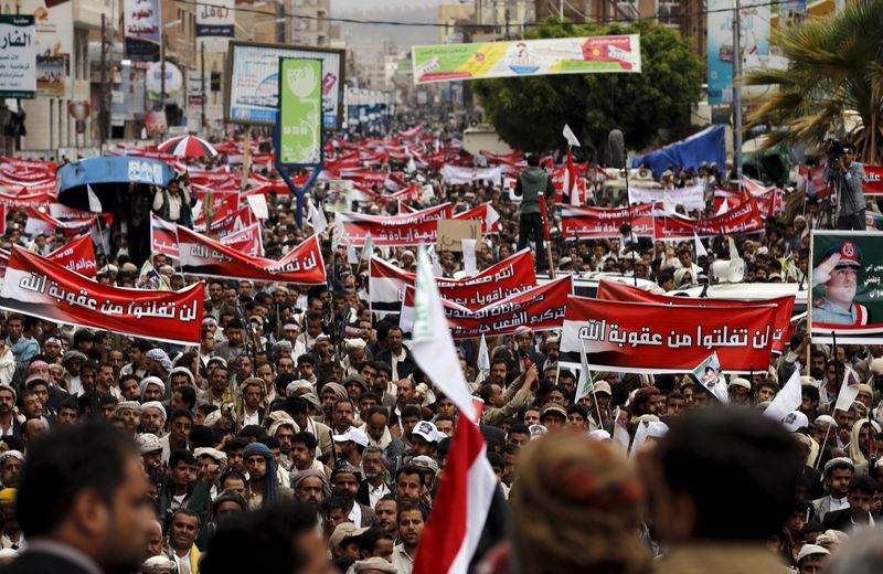 © Reuters. Apoiadores dos houthis protestam contra ataques liderados por sauditas em Sanaa