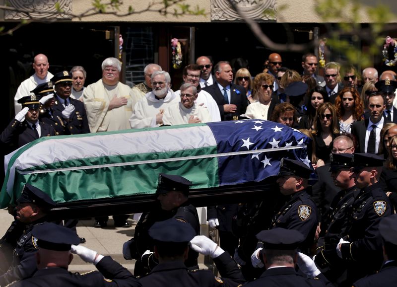 © Reuters. Funeral do agente da Polícia de Nova York Brian Moore