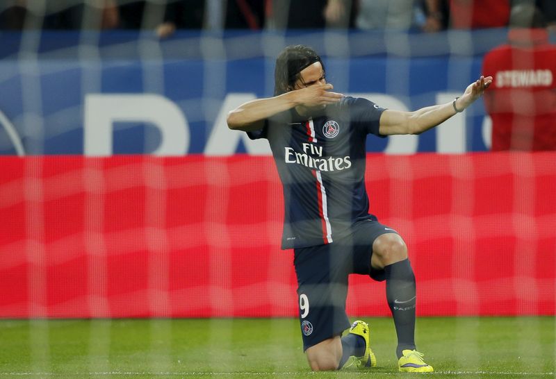 © Reuters. Edinson Cavani, do Paris St Germain, comemora após marcar um gol