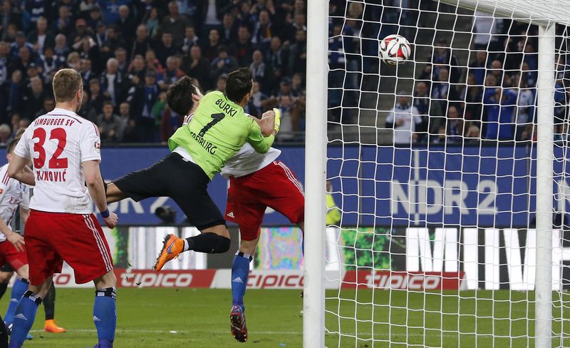 © Reuters. Gojko Kacar, do Hamburgo, marca gol contra Freiburg