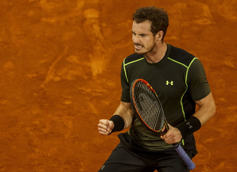 © Reuters. Britânico Andy Murray comemora ponto durante partida contra o canadense Milos Raonic