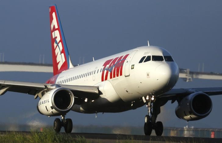 © Reuters. Avião da TAM se prepara para decolar do Aeroporto Santos Dumont no Rio