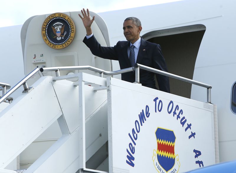 © Reuters. Obama arrives aboard Air Force One at Watertown Regional Airport in Watertown, South Dakota