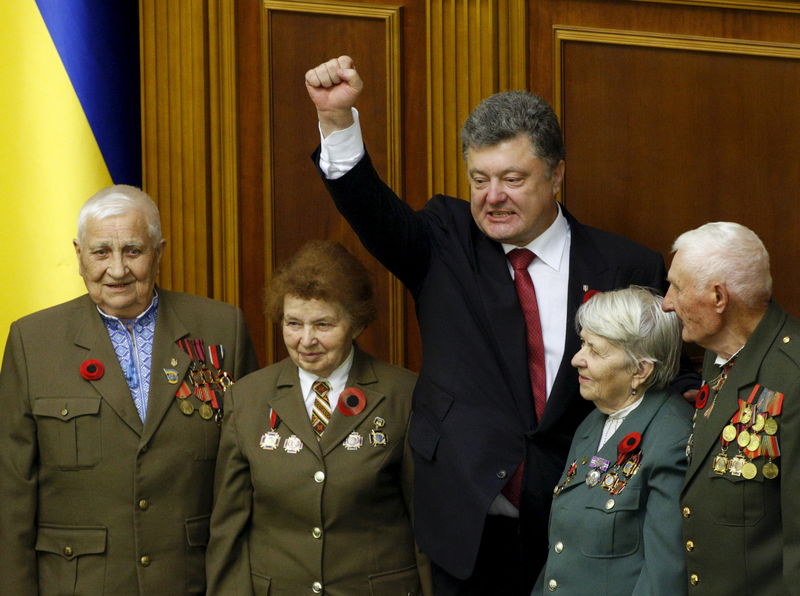 © Reuters. Poroshenko durante sessão no Parlamento para marcar aniversário do fim da 2ª Guerra