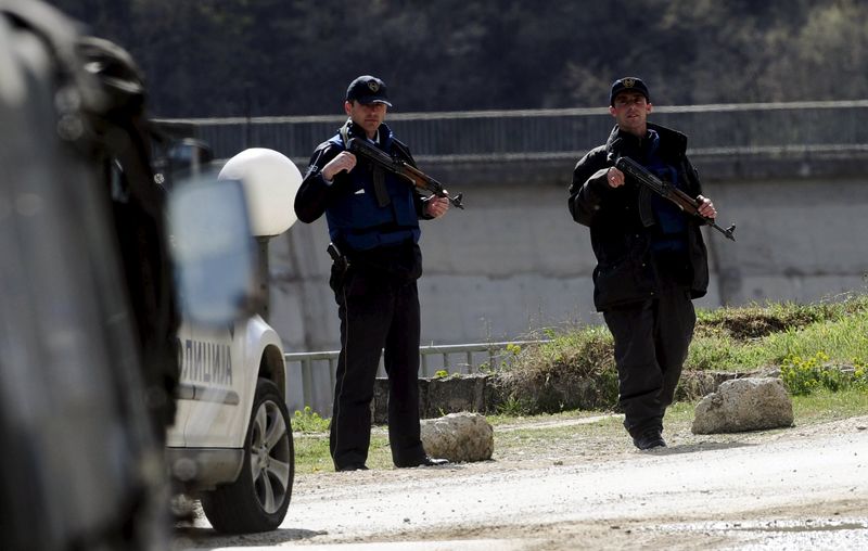 © Reuters. شرطة مقدونيا تقول إنها تلاحق "مجموعة مسلحة" وأنباء عن إطلاق نار