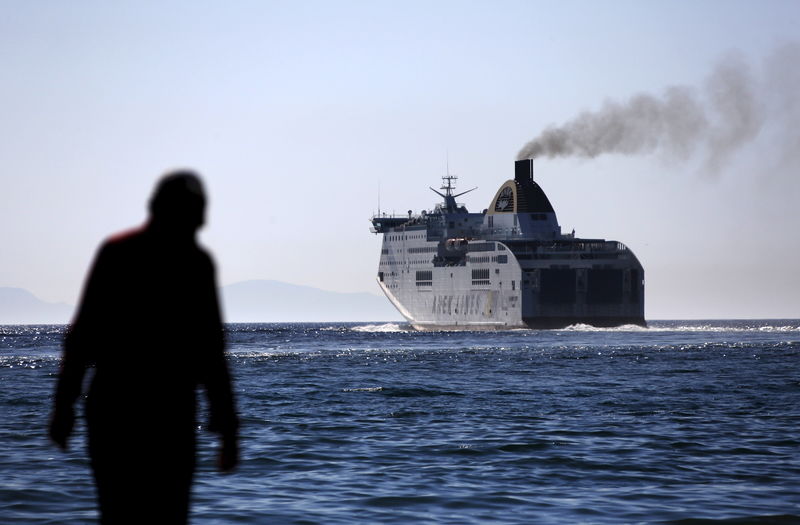 © Reuters. El puerto griego de Patras, lugar de sueños y desesperación de inmigrantes