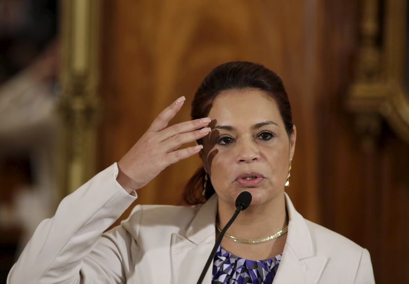 © Reuters. La vicepresidenta de Guatemala renuncia por escándalo de corrupción