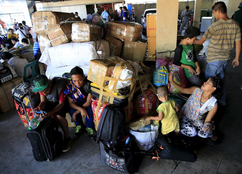 © Reuters. Miles de evacuados en Filipinas a medida que se acerca el tifón Noul