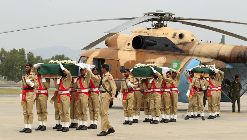 © Reuters. Trasladan los cuerpos de víctimas del accidente de helicóptero de Pakistán a la capital