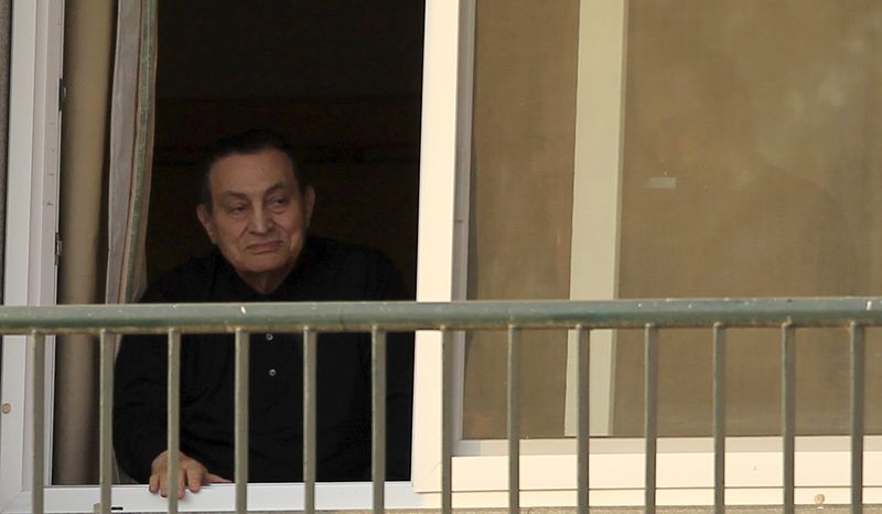 © Reuters. Ousted Egyptian president Hosni Mubarak waves to his supporters outside the area where he is hospitalized during his birthday at Maadi military hospital on the outskirts of Cairo