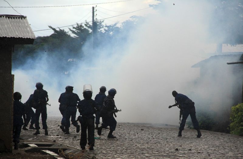 © Reuters. Riot policemen fire teargas at protesters as they clash during demonstrations against plans by Burundian President Pierre Nkurunziza to run for a third five-year term in office, in Bujumbura