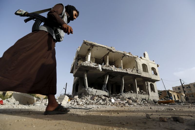 © Reuters. الحوثيون:أكثر من 100 ضربة جوية بقيادة السعودية في اليمن