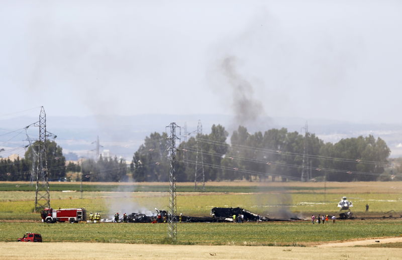 © Reuters. The remains of Airbus A400M are seen after crashing in a field near the Andalusian capital of Seville 