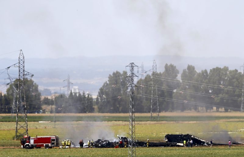 © Reuters. The remains of Airbus A400M are seen after crashing in a field near the Andalusian capital of Seville