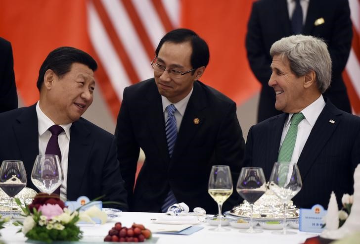 © Reuters. Chinese President Xi Jinping speaks with U.S. State Secretary John Kerry (R) during a lunch banquet in the Great Hall of the People in Beijing