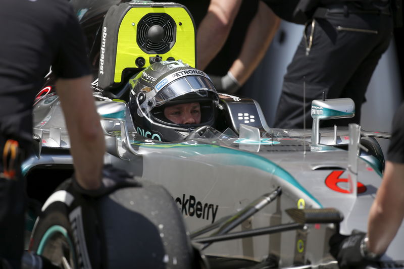 © Reuters. Rosberg acaba con la racha de Hamilton y le roba la pole