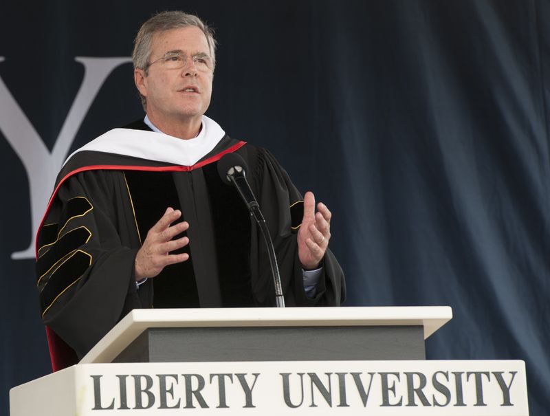 © Reuters. Probable U.S. Republican presidential candidate Jeb Bush delivers the commencement address at Liberty University in Lynchburg