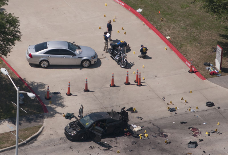 © Reuters. The car that was used the previous night by two gunmen is investigated by local police and the FBI in Garland Texas