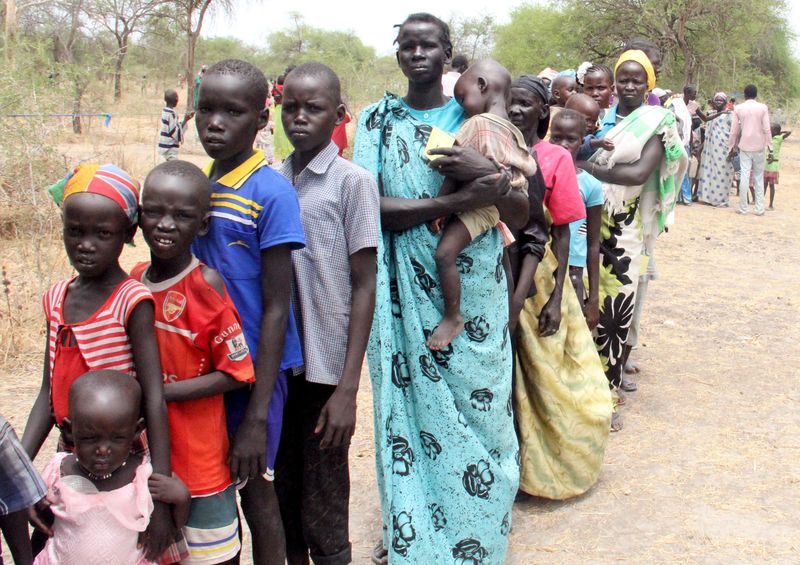 © Reuters. عشرات الآلاف يفرون من القتال في جنوب السودان وانسحاب جماعات المعونة