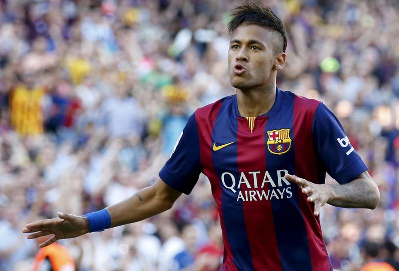 © Reuters. Neymar celebra la apertura del marcador en el duelo del sábado entre Barcelona y Real Sociedad por la liga española de fútbol