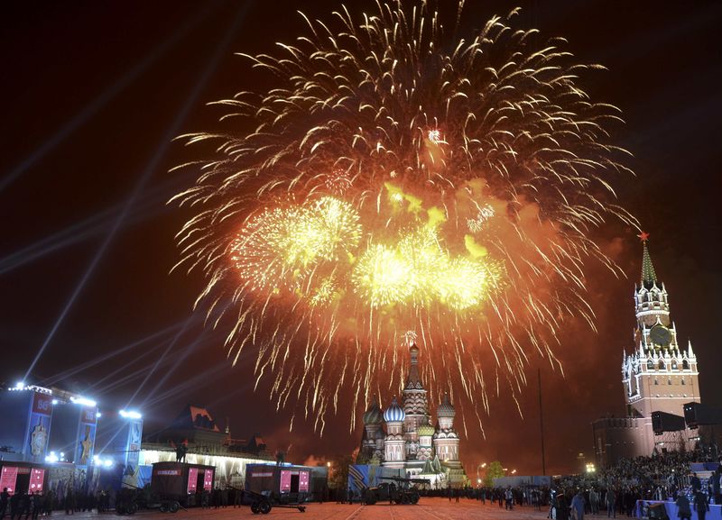 © Reuters. Fireworks explodes over Red Square during Victory Day celebrations in Moscow