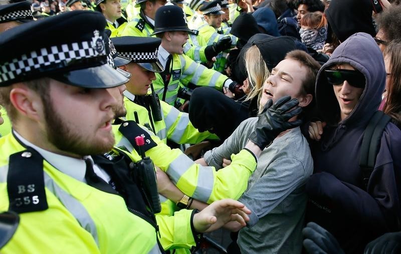 © Reuters. محتجون في لندن يشتبكون مع الشرطة في مظاهرة ضد كاميرون