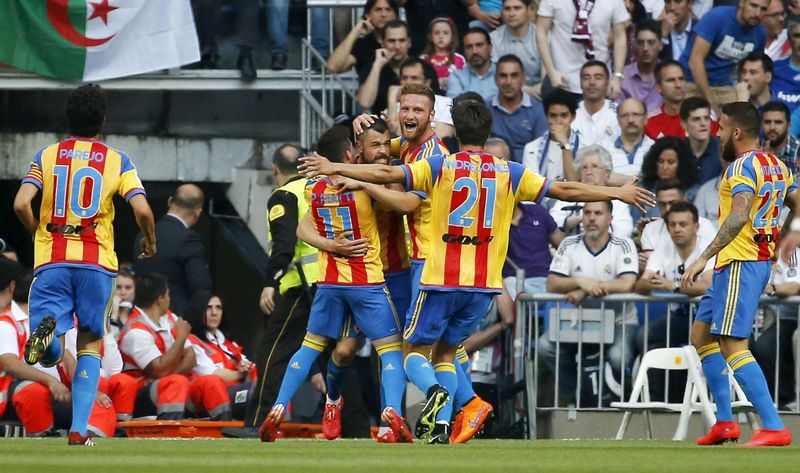 © Reuters. برشلونة يقترب من اللقب بعد تعثر ريال مدريد أملم بلنسية