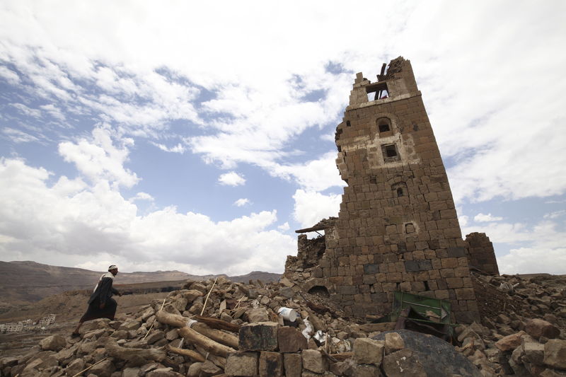 © Reuters. القوات التي تقودها السعودية تستهدف منزل علي عبد الله صالح في صنعاء
