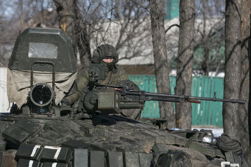 © Reuters. A fighter with the separatist self-proclaimed Donetsk People's Republic Army sits atop a tank at a checkpoint along a road from the town of Vuhlehirsk to Debaltseve in Ukraine