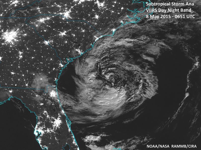 © Reuters. La tormenta tropical "Ana" provocaría marejadas e intensas lluvias en Carolina del Norte y del Sur