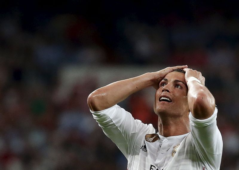 © Reuters. El Real Madrid se deja media liga tras empatar ante el Valencia