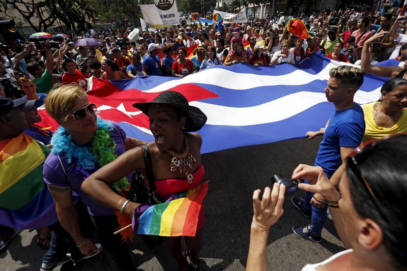 © Reuters. Homosexuales marchan y protagonizan bodas simbólicas en la capital cubana 