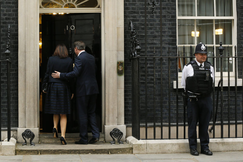 © Reuters. Britain's Prime Minister David Cameron and his wife Samantha arrive at Number 10 Downing Street in London