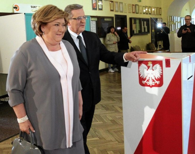 © Reuters. El actual presidente, Komorowski, favorito a la reelección en Polonia