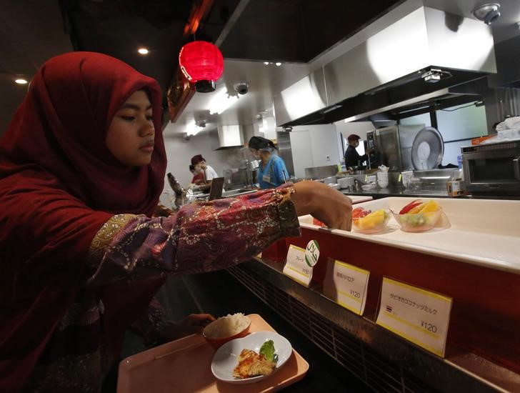 © Reuters. الصين تعتقل 11 شخصا لتخريبهم متجرا لبيع الأطعمة الحلال