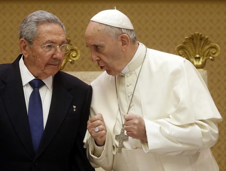 © Reuters. راؤول كاسترو يلتقي البابا في الفاتيكان في اجتماع نادر