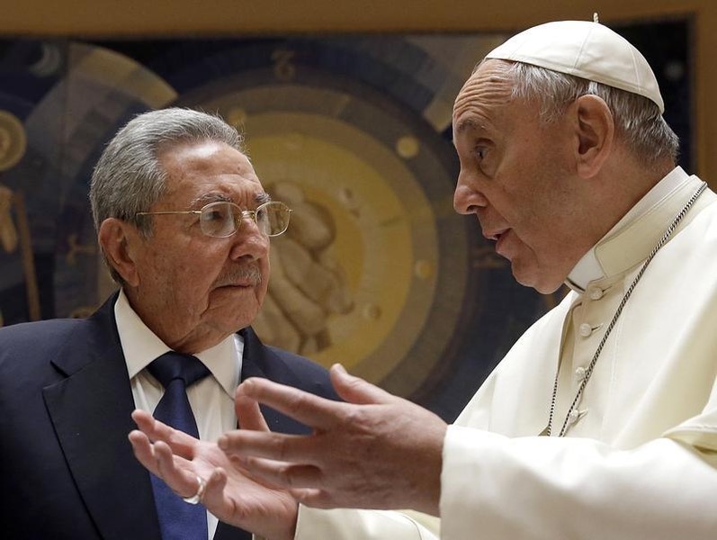 © Reuters. Raúl Castro se reúne con el papa antes del viaje del pontífice a Cuba y EEUU