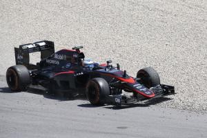© Reuters. Un problema en los frenos obliga a Alonso a salirse de Montmeló en la vuelta 27