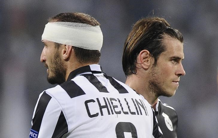 © Reuters. El agente de Bale dice que los compañeros del Madrid no le pasan el balón lo suficiente