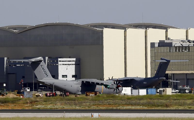 © Reuters. Airbus dice continuarán vuelos de prueba de su avión militar A400M