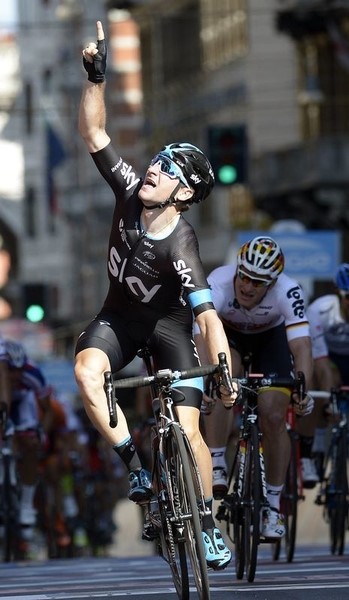 © Reuters. معلومات فيفياني تمنحه الفوز بالمرحلة الثانية في سباق ايطاليا للدراجات