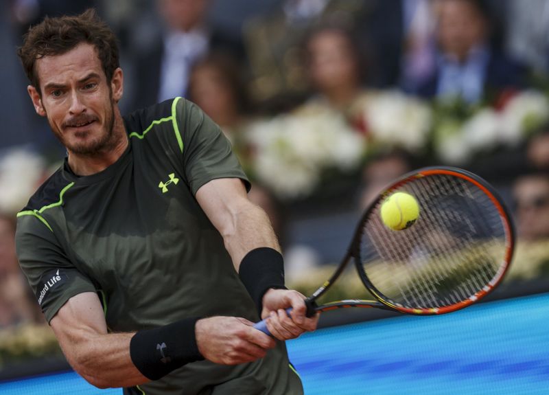 © Reuters. El escocés Andy Murray devuelve de revés en la final del Abierto de tenis de Madrid 