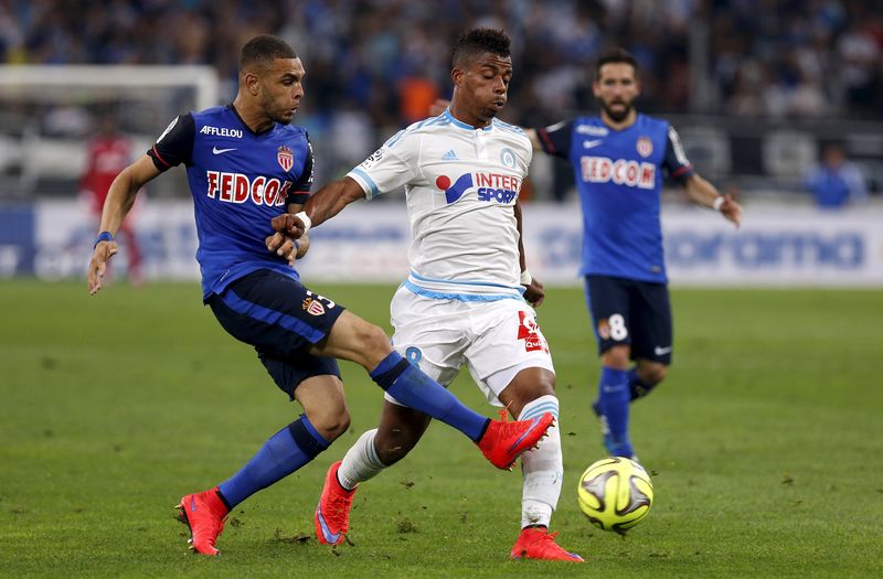 © Reuters. Olympique Marseille's Lemina challenges Monaco's Kurzawa during their French Ligue 1 soccer match at the Velodrome Stadium in Marseille