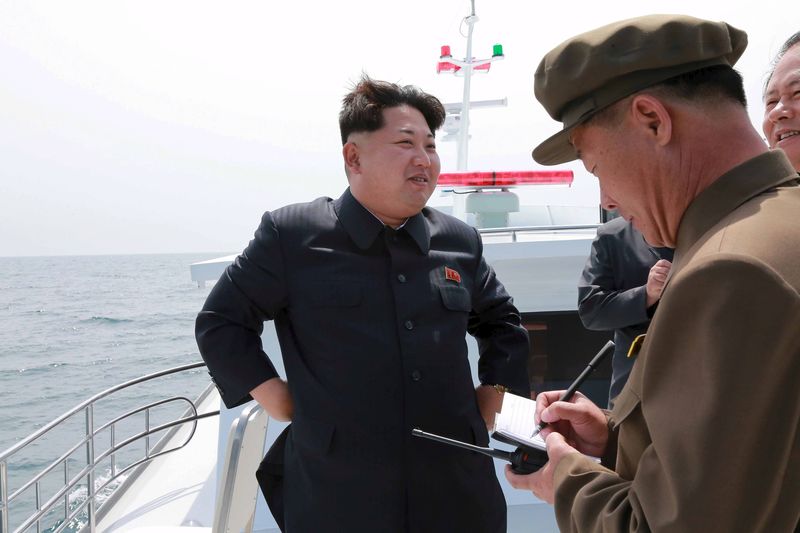 © Reuters. KCNA picture of North Korean leader Kim Jong Un watching the test-fire of a strategic submarine underwater ballistic missile