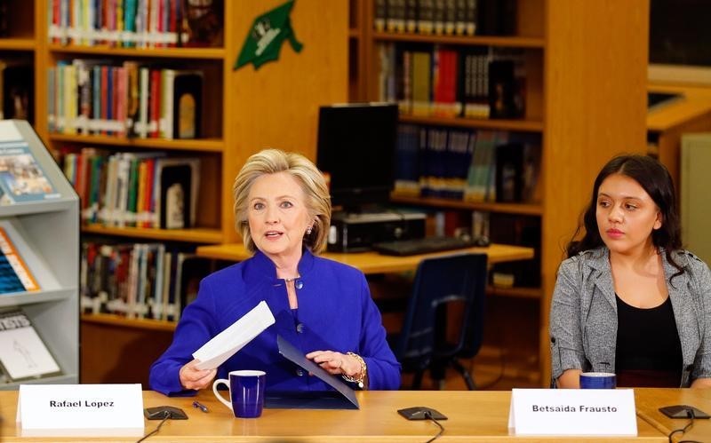 © Reuters. Former U.S. Secretary of State Hillary Clinton takes part in roundtable of young Nevadans discussing immigration as she campaigns for the 2016 Democratic presidential nomination at Rancho High School in Las Vegas