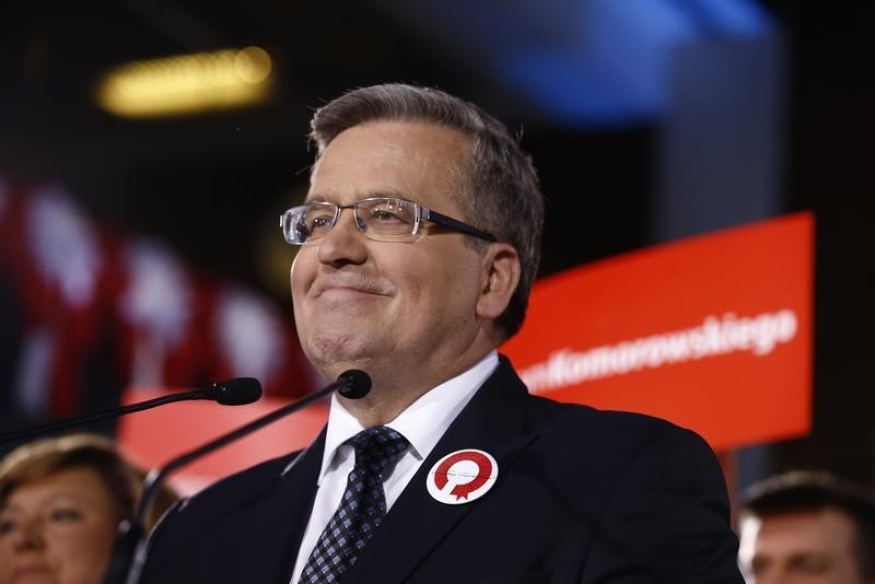 © Reuters. Polish President Komorowski gives speech after announcement of first exit polls in the first round of Polish presidential elections in Warsaw